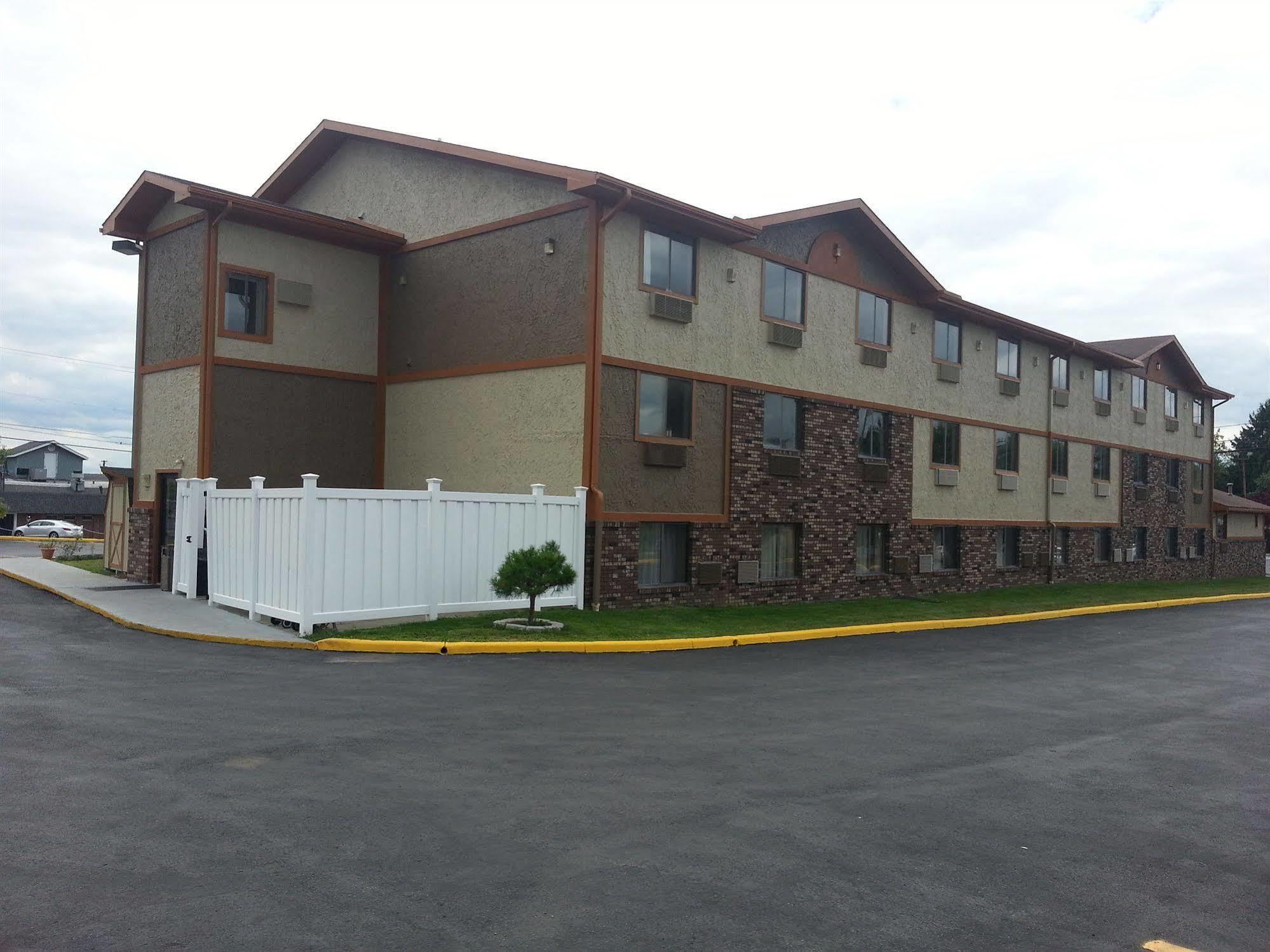 Hotel Super 8 By Wyndham Bedford Exterior foto